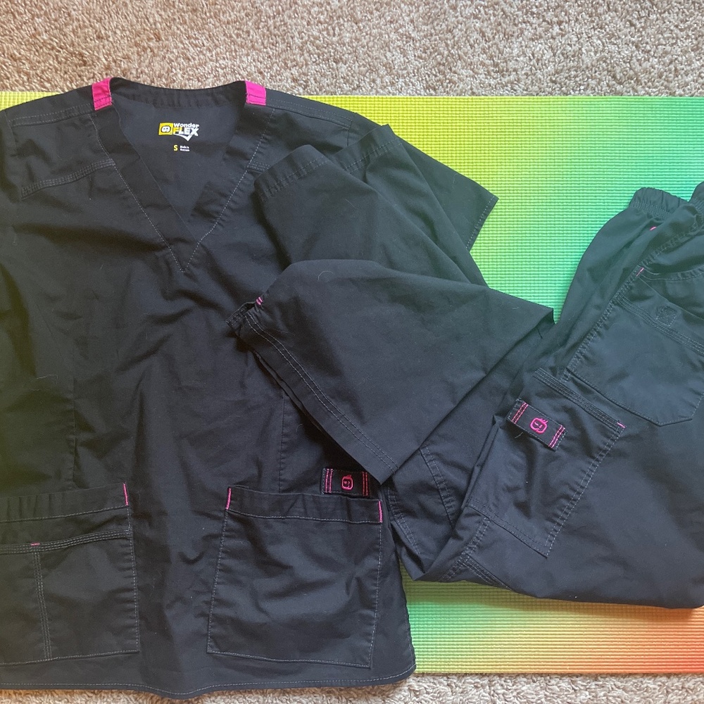 Wink Wonderflex scrub set